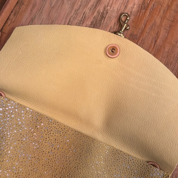 Meanwhile Back on the Farm clutch crossbody envelope purse🐓 Butter Yellow - Picture 3 of 5